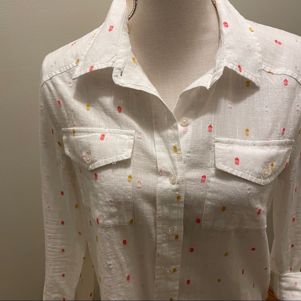 White button down shirt with multiple color dot design. Caslon brand. Size SP.